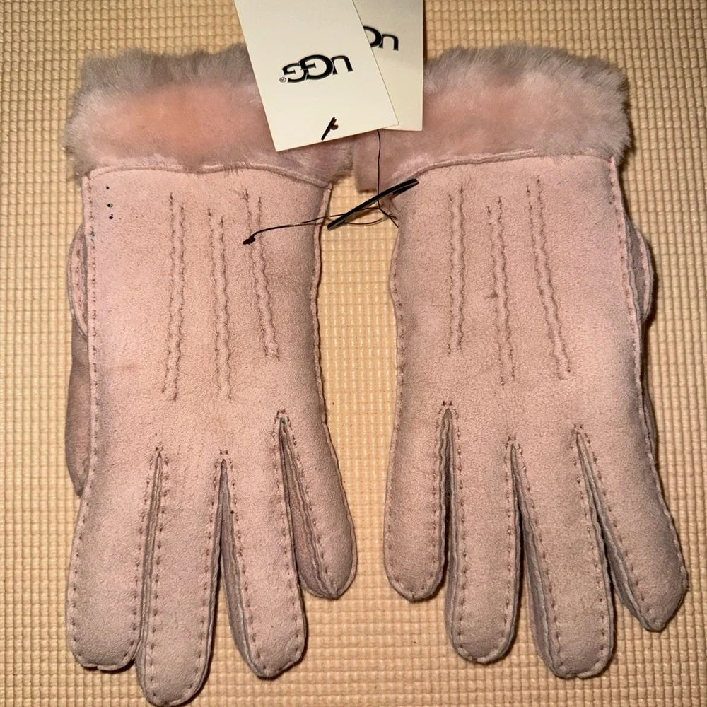 Ugg exposed sheepskin glove in pink cloud in size small MSRP 200
